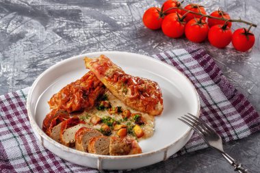 Soğan soslu tavuk budu ve mantar. Doldurulmuş tavuk bacağı.