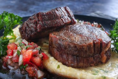 Domates salsa ve kremalı polenta soslu sığır eti madalyonunda