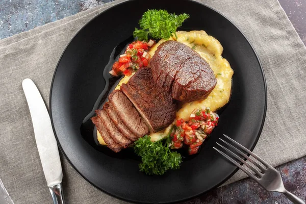 Domates salsa ve kremalı polenta soslu sığır eti madalyonunda