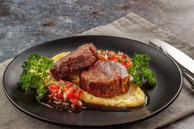 Domates salsa ve kremalı polenta soslu sığır eti madalyonunda