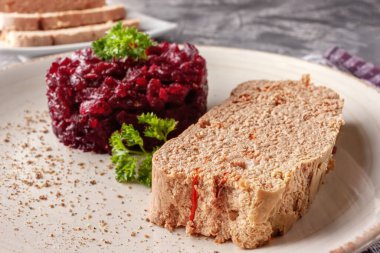 Tavuklu terrine pancar reçeli ve masada maydanoz.