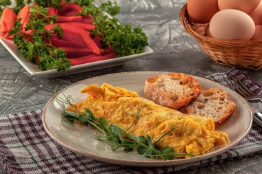 Sebzeli yumurta omleti tabakta.