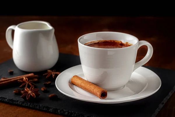 Brązowym Tle Świeżo Zaparzona Kawa Aromatyczna Śmietaną — Zdjęcie stockowe