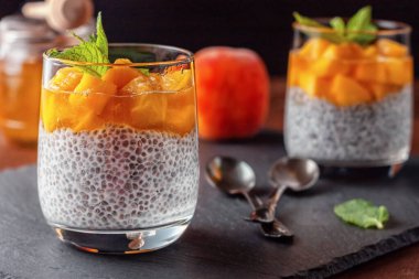 Hindistan cevizi sütlü Chia pudingi, taze şeftali ve bal. Vejetaryen sağlıklı yemek.