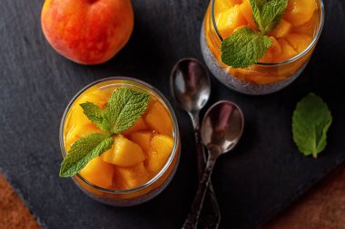 Hindistan cevizi sütlü Chia pudingi, taze şeftali ve bal. Vejetaryen sağlıklı yemek.