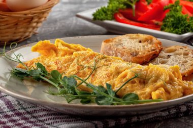 Taze sebzeli taze Fransız omleti. Vejetaryen yemeği.