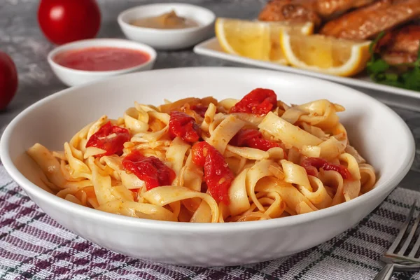 Concetto Cibo Gustoso Sano Pasta Con Pomodori Ali Grigliate Cibo — Foto Stock