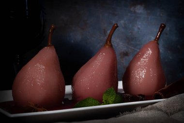 Kırmızı şarap ve tarçınlı armut armudu..