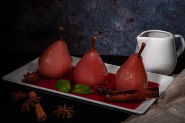 Kırmızı şarap ve tarçınlı armut armudu..