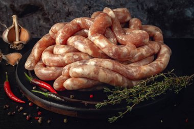 Koyu bir arka planda çiğ hindi sosisi. Yan görünüm