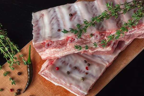 Raw Pork Ribs Spices Thyme Dark Wooden Table — Stock Photo, Image