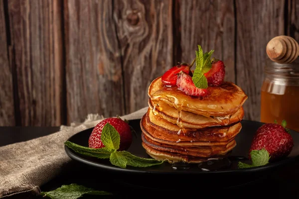 Delicious, only baked pancakes with fresh aromatic strawberries — Stock Photo, Image