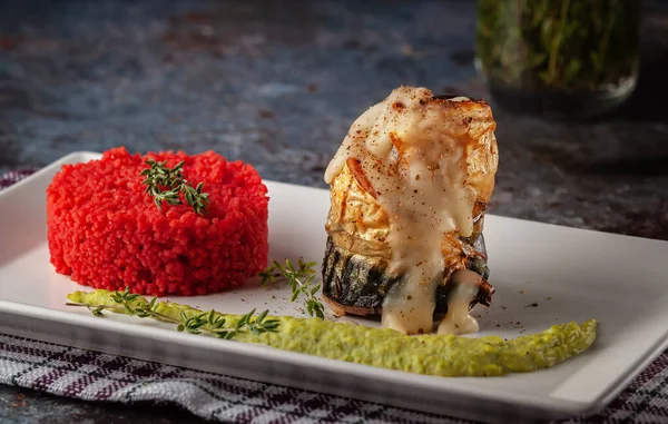 Plato Caballa Con Salsa Villote Con Puré Cuscús Guisantes Verdes —  Fotos de Stock