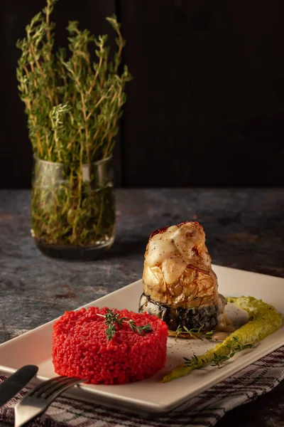 Ein Teller Makrele Mit Villote Sauce Mit Couscous Und Grünem — Stockfoto