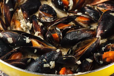 Kremalı şarap sosunda pişirilmiş midyeler.