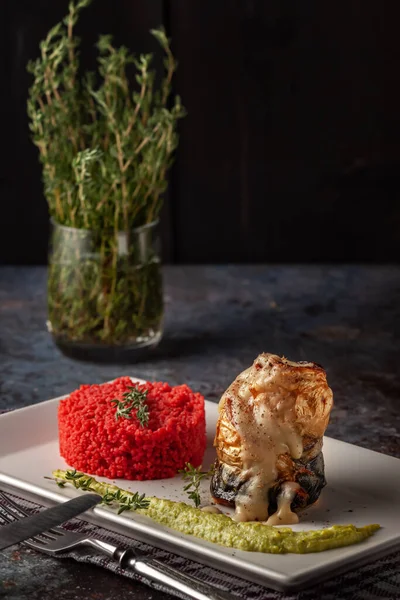 Ein Teller Makrele Mit Villote Sauce Mit Couscous Und Grünem — Stockfoto