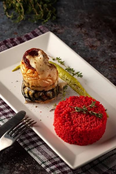 Plato Caballa Con Salsa Villote Con Puré Cuscús Guisantes Verdes —  Fotos de Stock