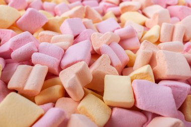 Çok renkli, kalp şeklinde küçük şekerlemelerin arkaplanı