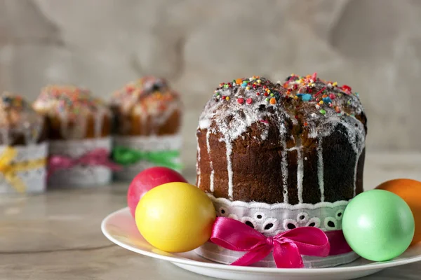 Cuisine Traditionnelle Orthodoxe Chretienne De Paques Gateau De Paques Et œufs Peints Sur La Table Caramel Fait A La Main Stock Photo Cuisine Traditionnelle Orthodoxe Chretienne De Paques Gateau De Paques Et œufs Peints Sur La Table Caramel Fait A La Main Stock Photo