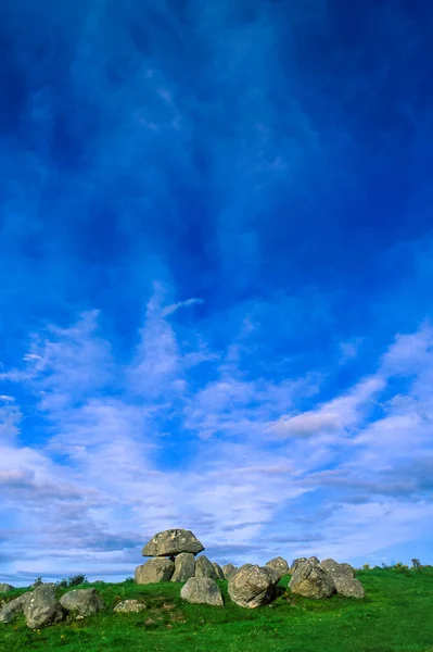 Carrowmore墓と垂直ビュー7前景に アイルランドの最古の巨石複合体に位置する人形の最も無傷の例 スライゴの近く 青い空と雲の風景 — ストック写真