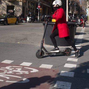 Kadın Merkezi Barcelona elektrikli scooter commuting üzerinde kask ile