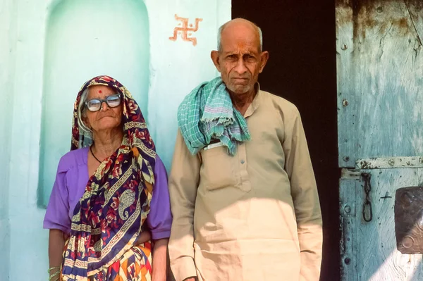 Yaşlı bir Hindu çift kırsal evlerinin dışında duran, Rajasthan, Kuzey Hindistan