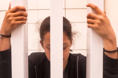 O barlar kavrar gibi endişeli görünümlü genç kız