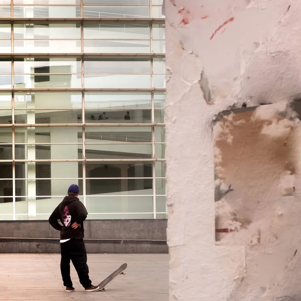 Skateboarder fora MACBA, O Museu Contemporâneo de Barcelona — Fotografia de Stock