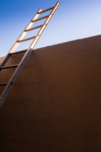 Fém létra cement fal ellen, alacsony látószögű nézet. Lemezterület másolása. — Stock Fotó