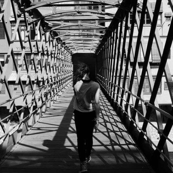 Visão traseira da menina adolescente caminhando no famoso "Pont de Ferro — Fotografia de Stock