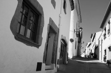 Parlak bir yaz gününde Begur'un sokağı (Gerona Eyaleti, İspanya)