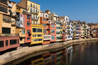 Gerona'nın eski merkezinde Onyar Nehri'ne bakan evlerin parlak boyalı cepheleri.