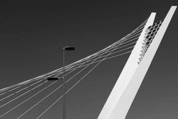 Arquitetura moderna close-up da ponte Ennio Flaiano em Pescara (Itália), design de Enzo Siviero. Linha do horizonte urbana . — Fotografia de Stock
