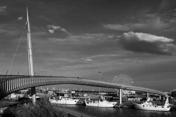 Nagy látószögű nézet a Ponte del Mare (tengeri hídja) városban Pescara városában, Abruzzo régióban, Olaszország. — Stock Fotó