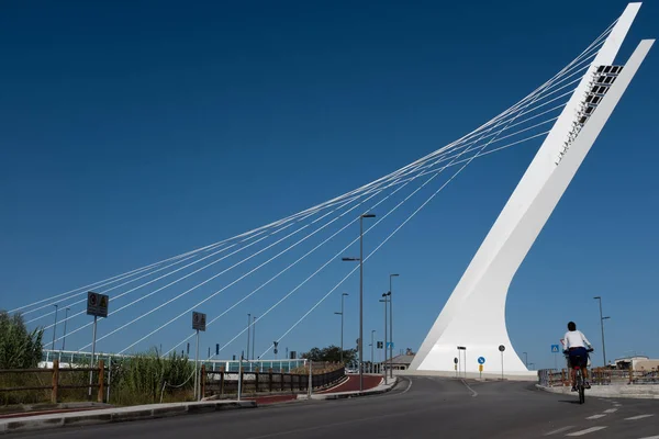 Vista lateral del puente Flaiano situado en la ciudad de Pescara (Abruzzo, Italia), un puente con cable para uso vehicular y peatonal en bicicleta . — Foto de Stock