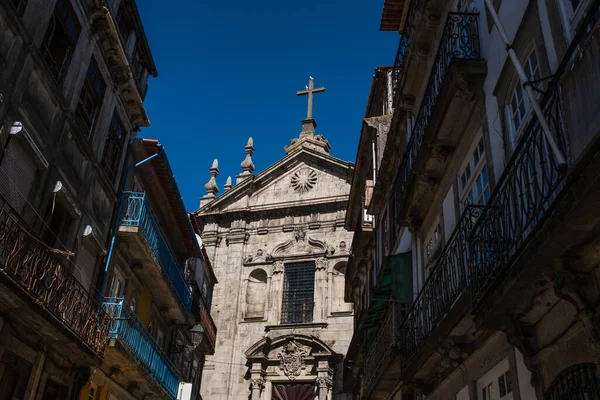 Porto, Portekiz: Zafer Kilisemizin Hanımefendisi 'nin kısmi manzarası ve öğleden sonra, sokak seviyesinden görünen eski konut binaları..