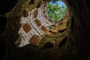 Portekiz, Sintra 'da bir saray olan Quinta da Regaleira' nın malikanesinde bulunan Kabul Kuyusu 'nun altından bir görüntü. Kuyu, yaklaşık 30 metre derinliğe indiğiniz spiral bir merdivenle bağlanmış 9 kattan oluşuyor.