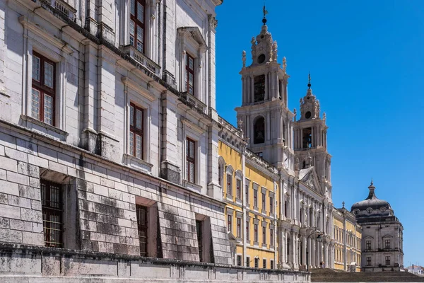 畏敬の念マフラの王宮 マフラ ポルトガル の広い眺め 中央には2つの鐘楼があり 側面には2つの大きな正方形の塔があり タマネギのドームがあります 宮殿は1717年にジョアオ5世のために建てられました — ストック写真