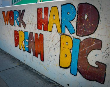 hong kong cheung chau bir okulda sokak sanatı