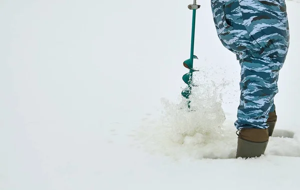 Visser Boren Een Gat Het Ijs Voor Visserij Van Winter — Stockfoto