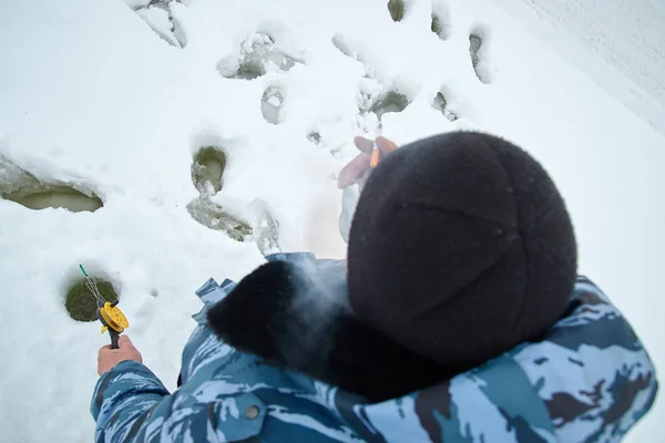 Pescador Sosteniendo Una Caña Pescar Sobre Agujero Pesca Invierno —  Fotos de Stock