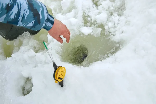 Απίκο Πάνω Από Την Τρύπα Ψαράς Καθαρίζει Τον Πάγο Από — Φωτογραφία Αρχείου