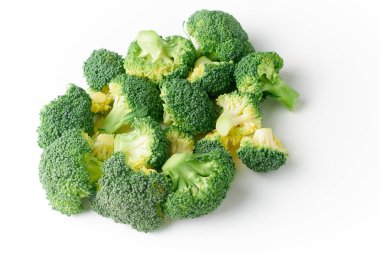 Çiğ brokoli izole beyaz arka plan