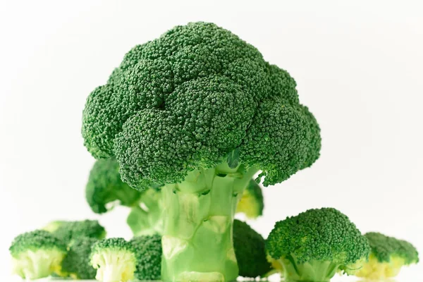 Brokoli Mentah Mengisolasi Latar Belakang Putih — Stok Foto