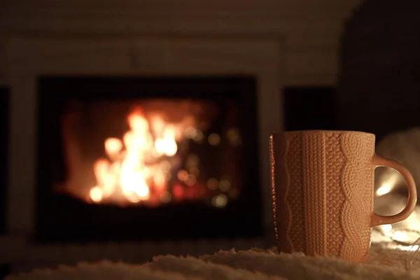 Filiżankę Herbaty Pożaru Kominku Koncepcji Komfortu Domowego Ciepłej Atmosfery Przytulny — Zdjęcie stockowe