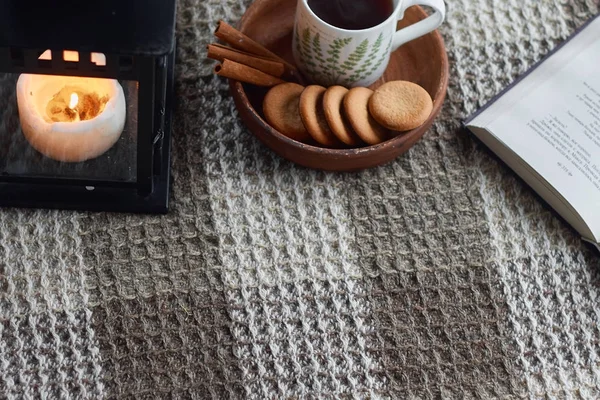 Inicio Interior Del Salón Manta Lana Una Taza Con Vapor — Foto de Stock