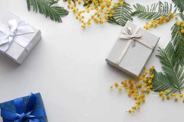 Weiß Blaue Geschenkschachtel Mit Gelben Mimosen Blumen Auf Weißem Hintergrund — Stockfoto