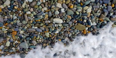 sahilde çakıl taşları, deniz kıyısında moloz