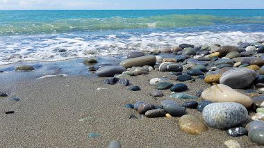 sahilde çakıl taşları, deniz kıyısında moloz
