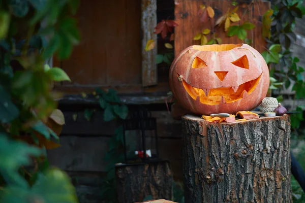 Halloween Sütőtök Fej Lámpás Szemmel Egy Arc Egy Stump Rusztikus — Stock Fotó